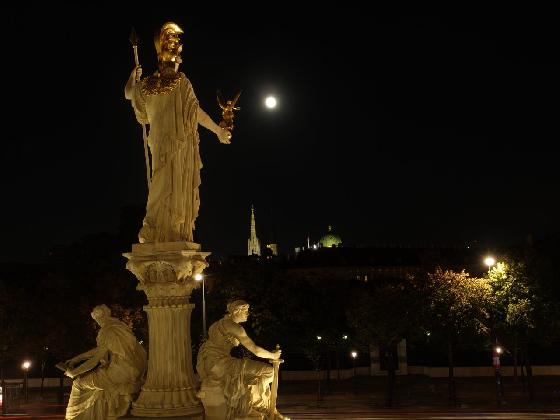 Lune gibbeuse au-dessus de Vienne