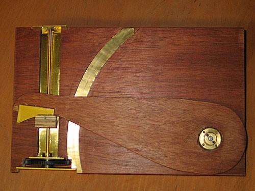 Planchette &eacute;quatoriale &agrave; came correctrice