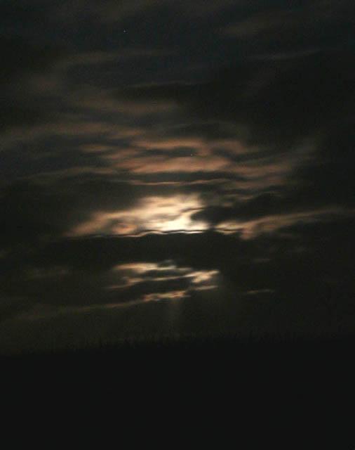La Lune derrière les nuages