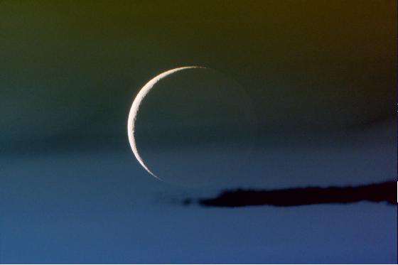 Fin croissant lunaire au coucher