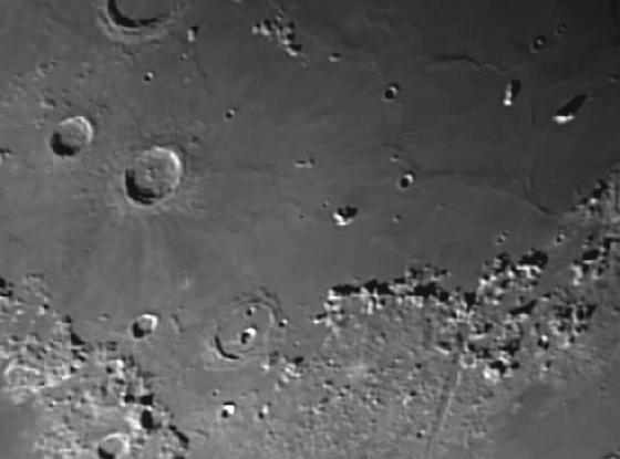 bonhommes de neige sur la lune à noel bonhommes de neige sur la lune à noel