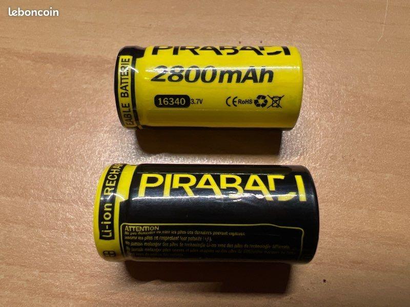 Chargeur et 2 batteries L’ion 16340 3,7V 2800mAh Chargeur et 2 batteries L’ion 16340 3,7V 2800mAh