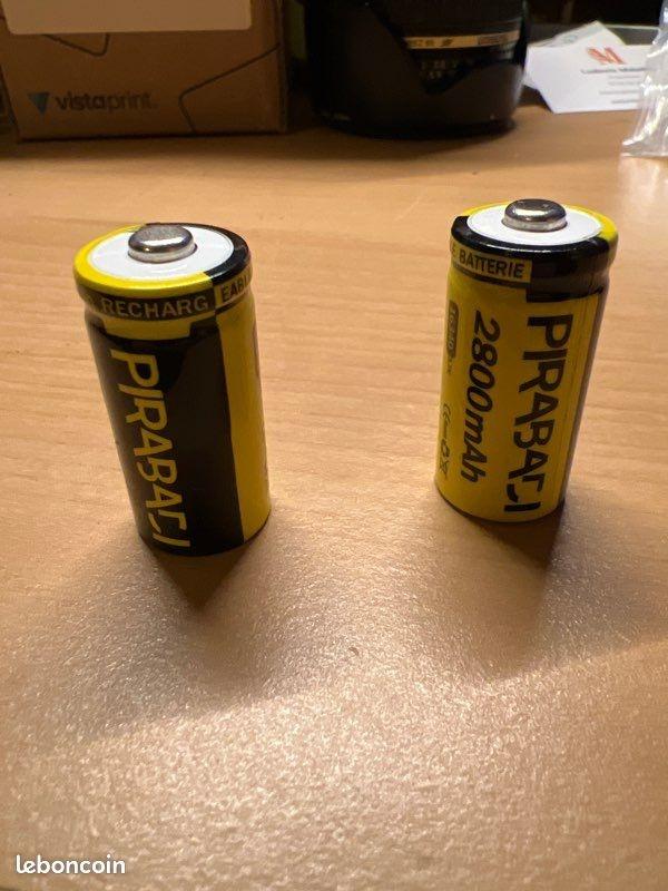 Chargeur et 2 batteries L’ion 16340 3,7V 2800mAh Chargeur et 2 batteries L’ion 16340 3,7V 2800mAh