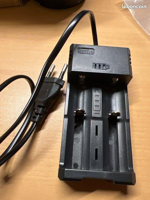Chargeur et 2 batteries L’ion 16340 3,7V 2800mAh Chargeur et 2 batteries L’ion 16340 3,7V 2800mAh
