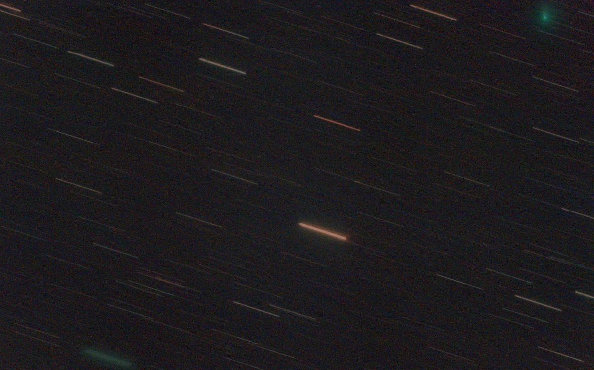 La comète et la galaxie spirale barrée