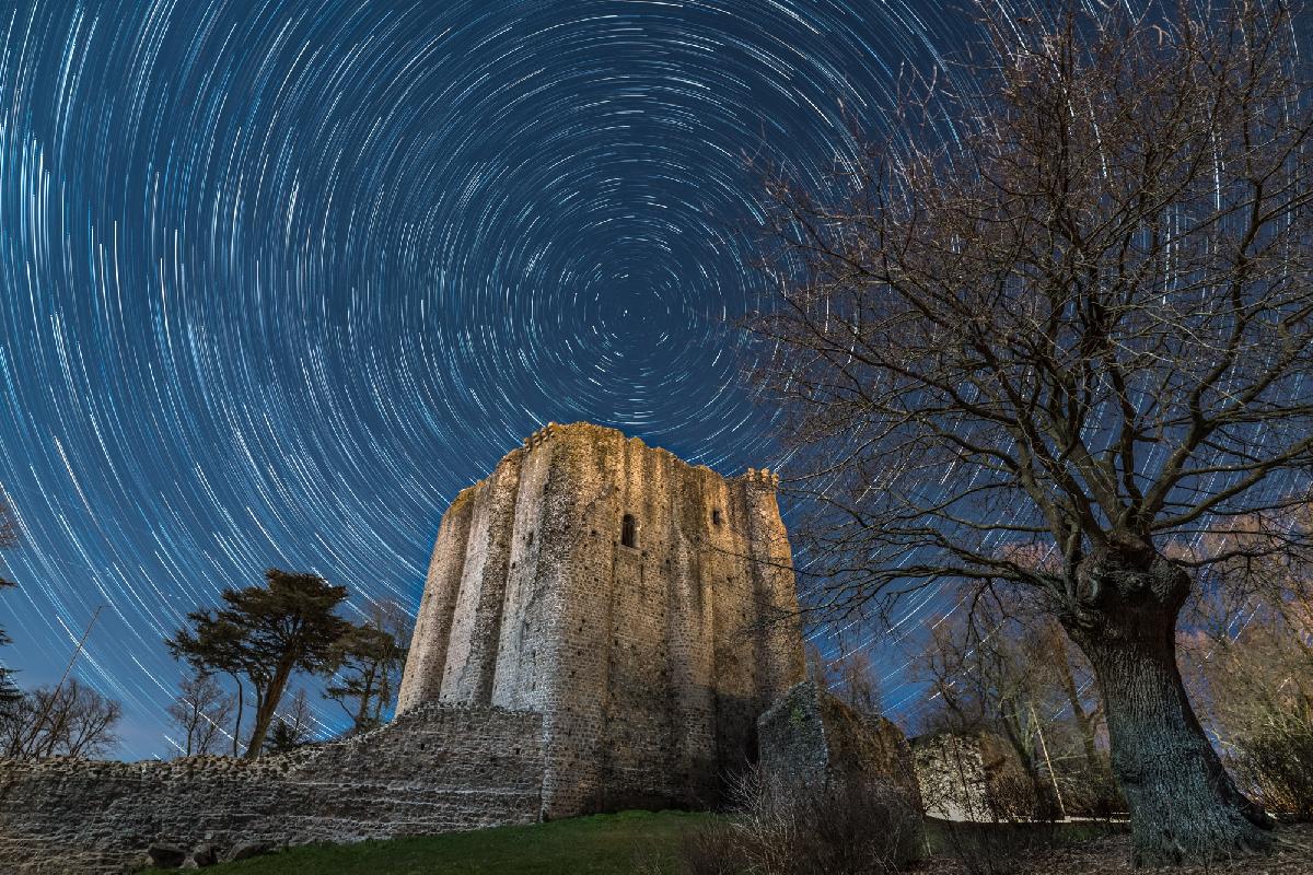Filé d'étoiles sur château de Pouzauges Filé d'étoiles sur château de Pouzauges