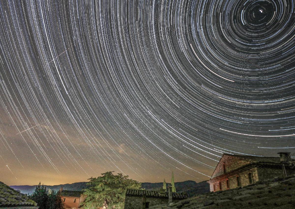 Circumpolaire et étoiles filantes - Sur les toits de Bedoin 