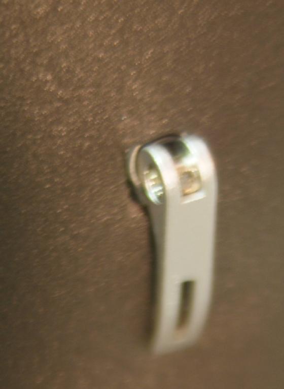 détail astuce: la tenue des pare lumières avec le levier des attaches rapides du serrurier détail astuce: la tenue des pare lumières avec le levier des attaches rapides du serrurier