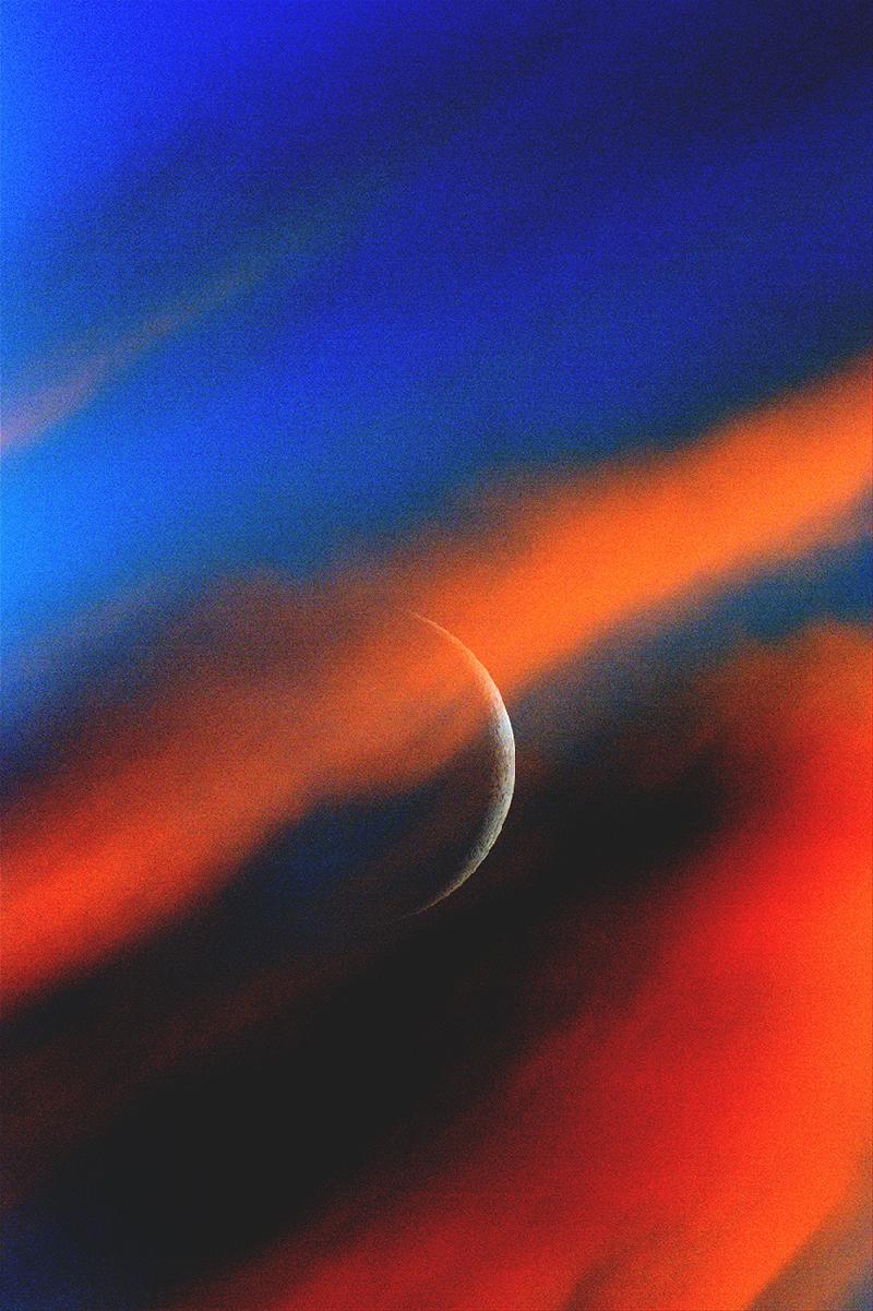 nouvelle lune dans le soleil couchant