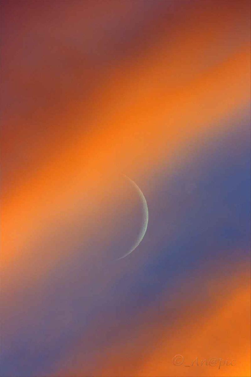 nouvelle lune dans le soleil couchant