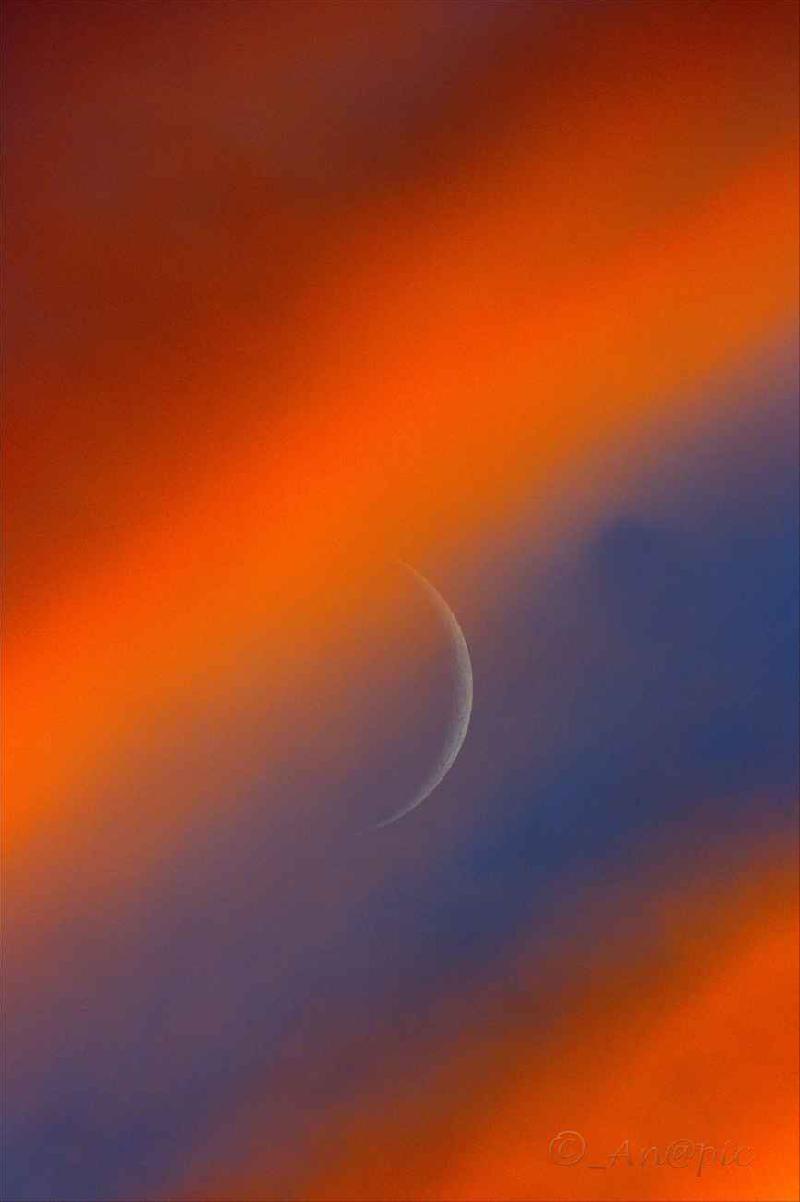 nouvelle lune dans le soleil couchant