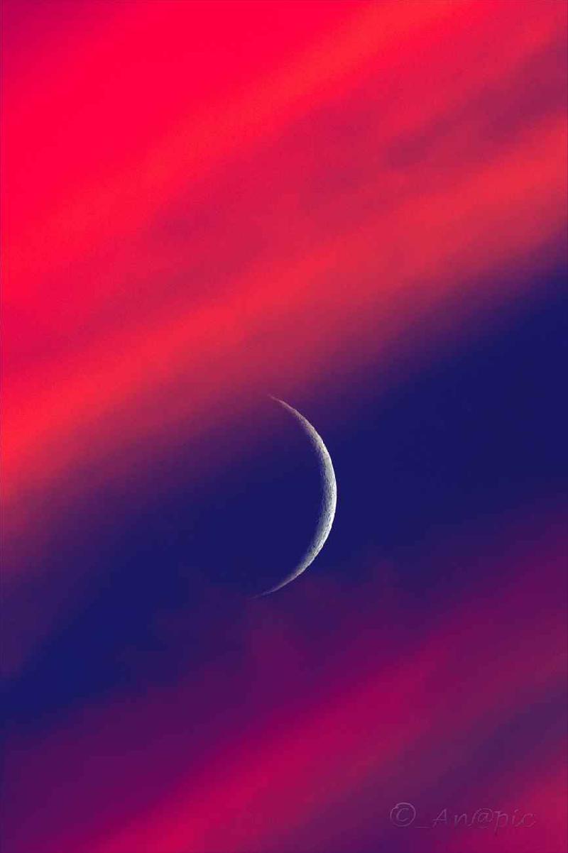 nouvelle lune dans le soleil couchant