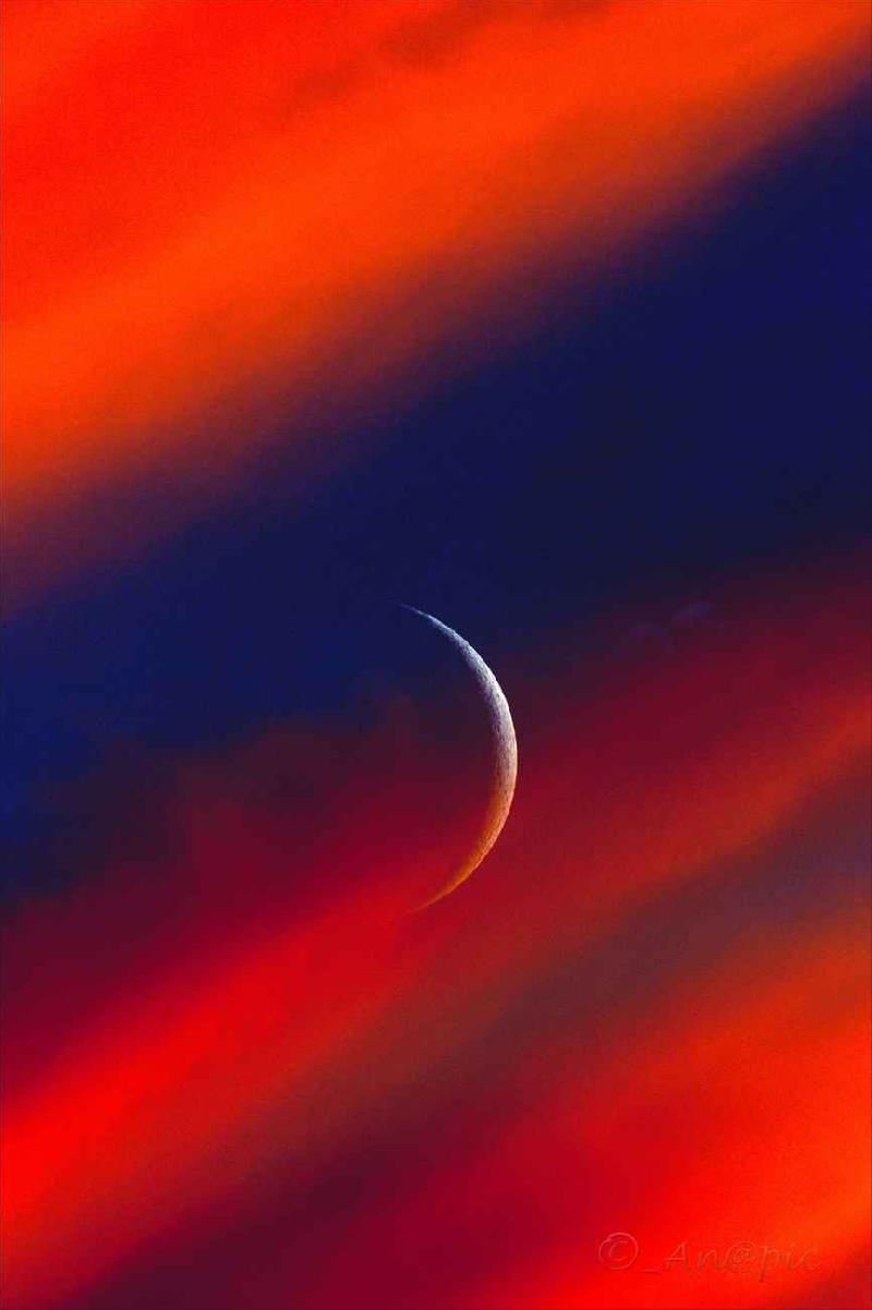 nouvelle lune dans le soleil couchant nouvelle lune dans le soleil couchant