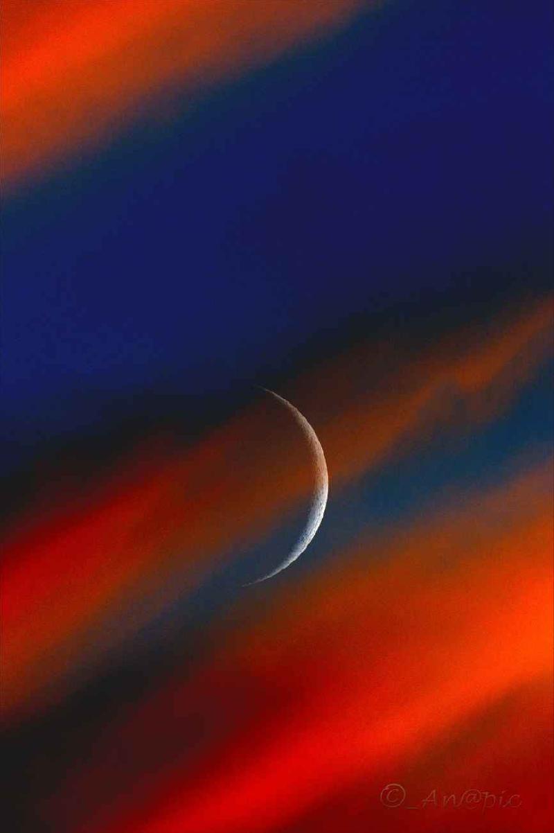 nouvelle lune dans le soleil couchant