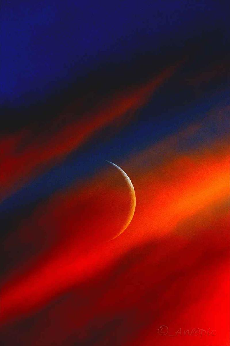 nouvelle lune dans le soleil couchant