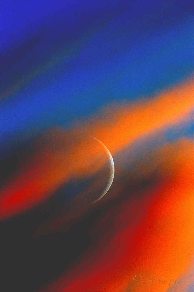 nouvelle lune dans le soleil couchant