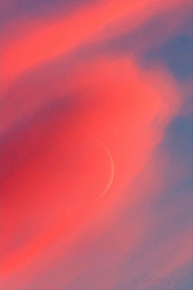 nouvelle lune dans le soleil couchant