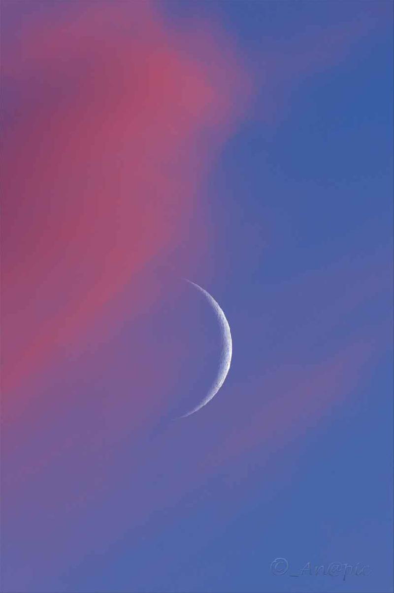 nouvelle lune dans le soleil couchant