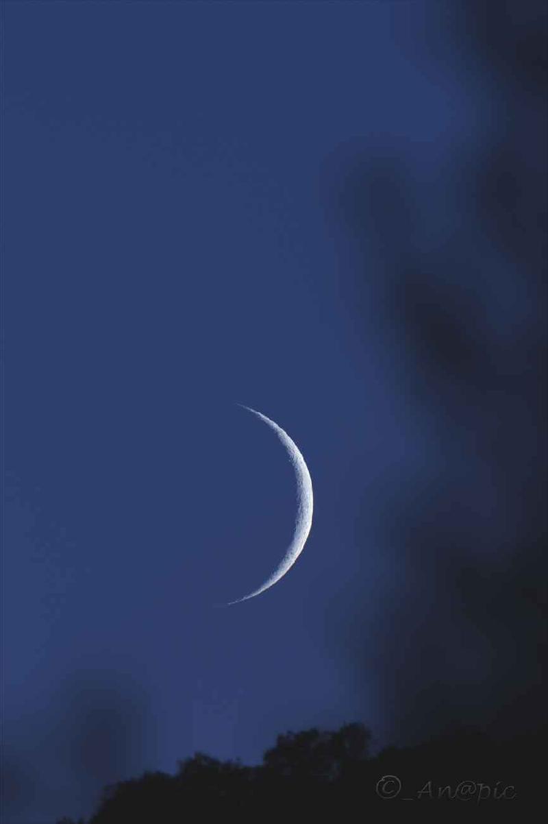 nouvelle lune dans le soleil couchant