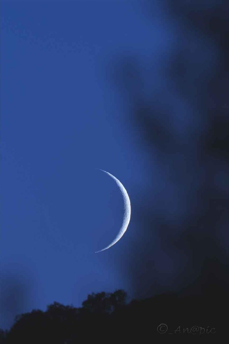 nouvelle lune dans le soleil couchant