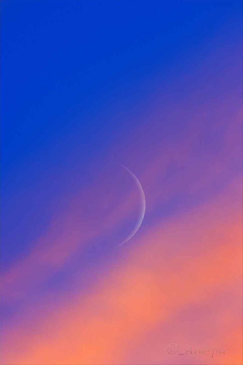 nouvelle lune dans le soleil couchant