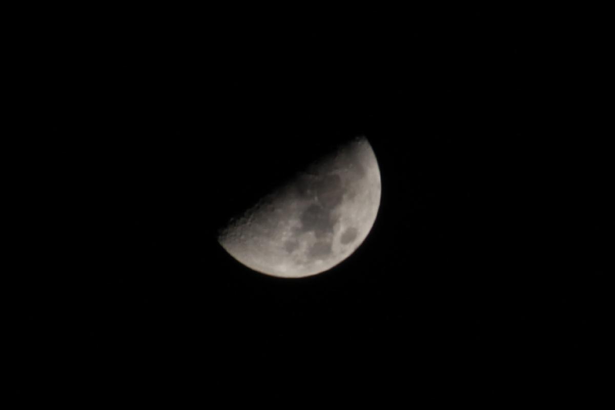 Photo 1er quatier de Lune avec CANON 650D et TAMRON 18-270
