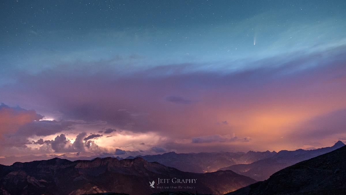 Rencontre entre Néowise et un orage éclairé Rencontre entre Néowise et un orage éclairé