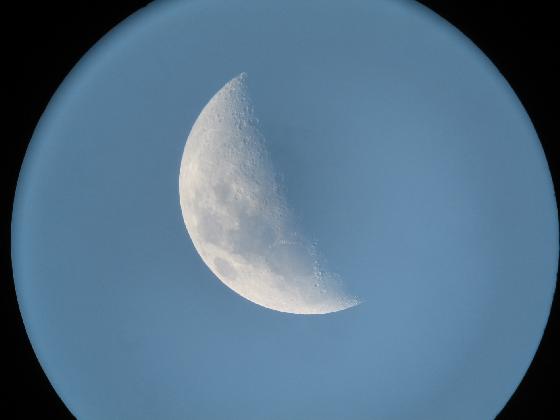 Croissant de Lune avant la tombée de la nuit