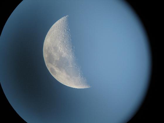 Croissant de Lune avant la tombée de la nuit