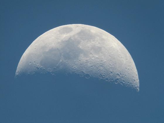 Croissant de Lune avant la tombée de la nuit