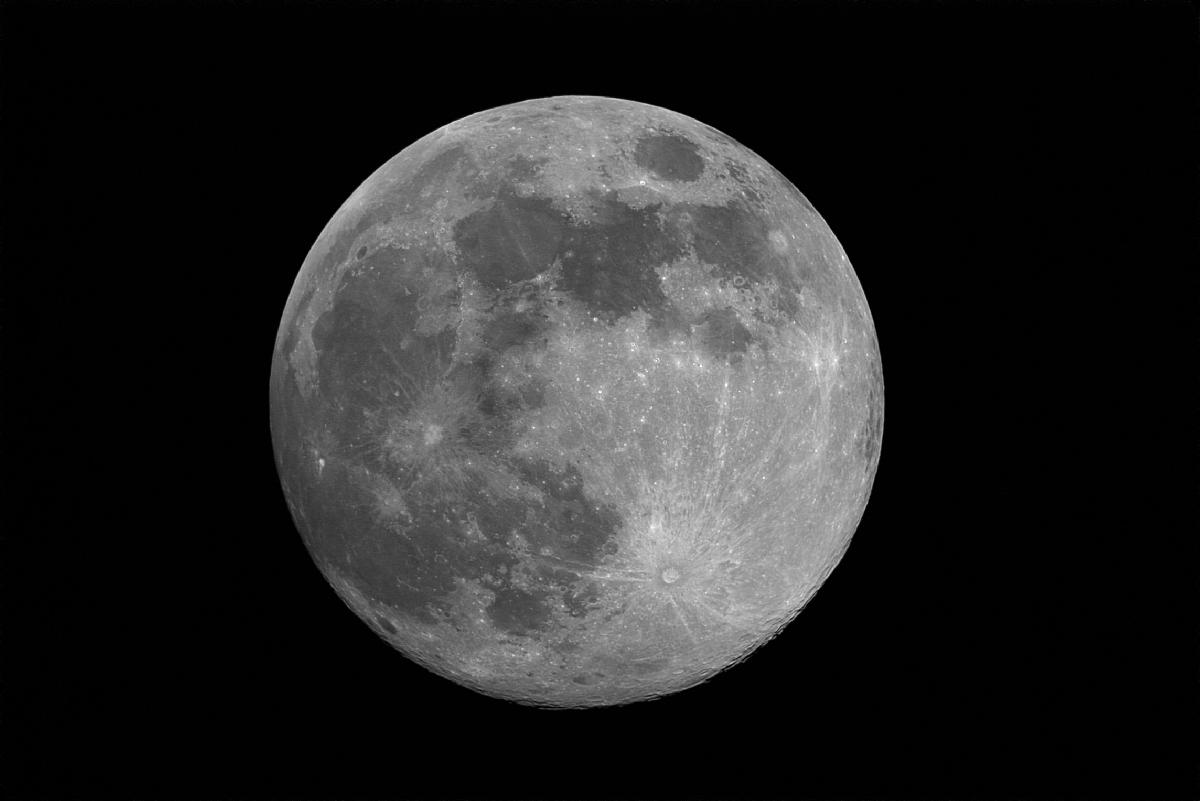 Lune du 19 avril 2019 à 99,6% Lune du 19 avril 2019 à 99,6%