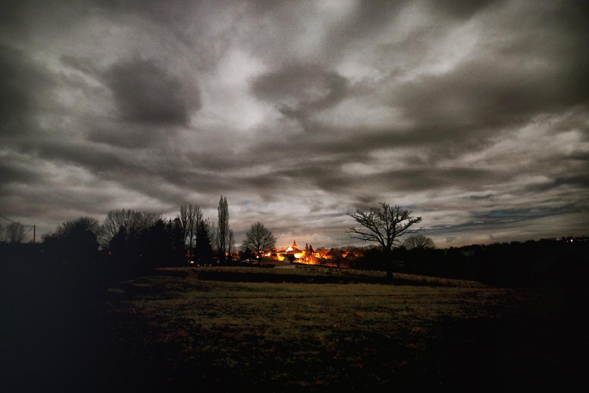 Village la nuit Village la nuit