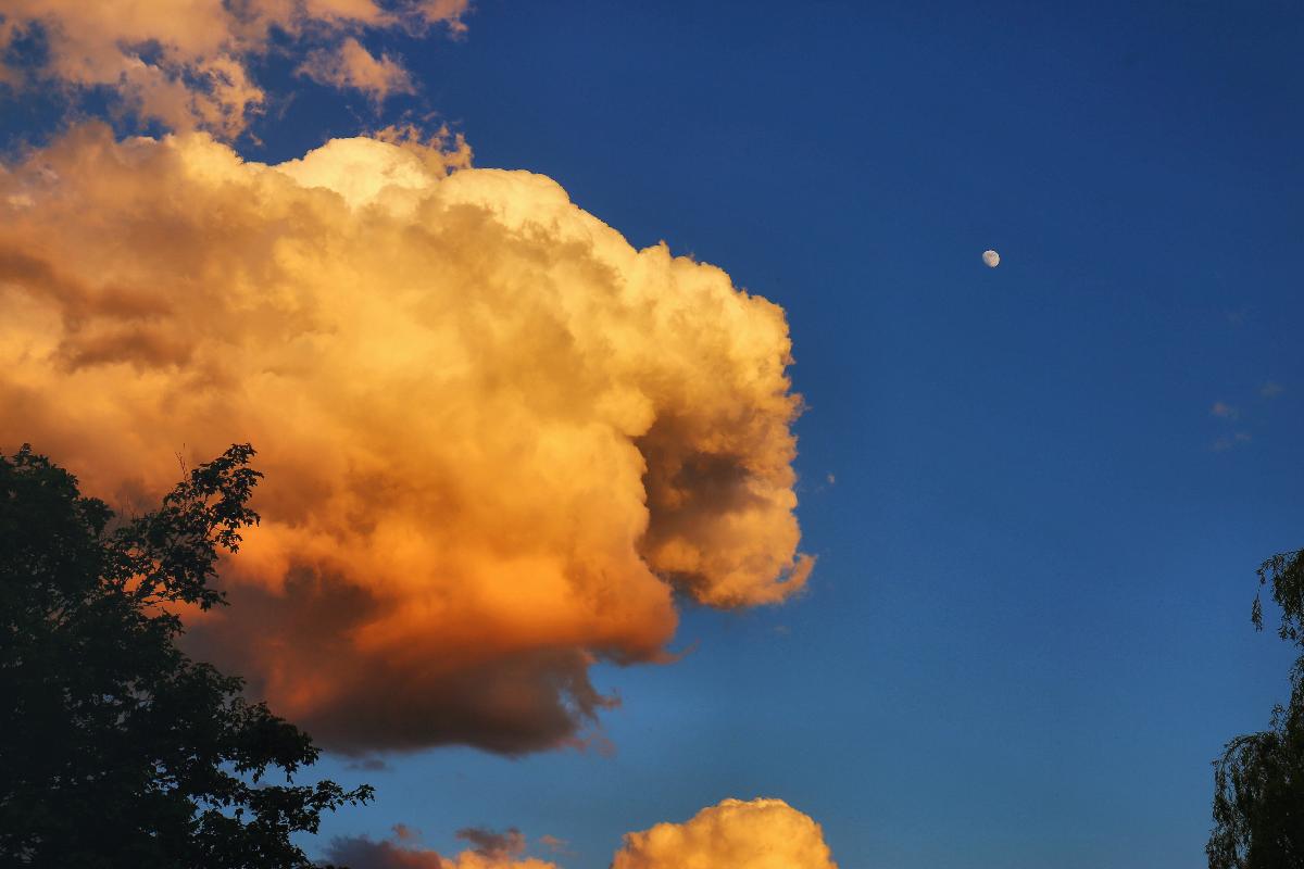Le cumulus et la Lune Le cumulus et la Lune