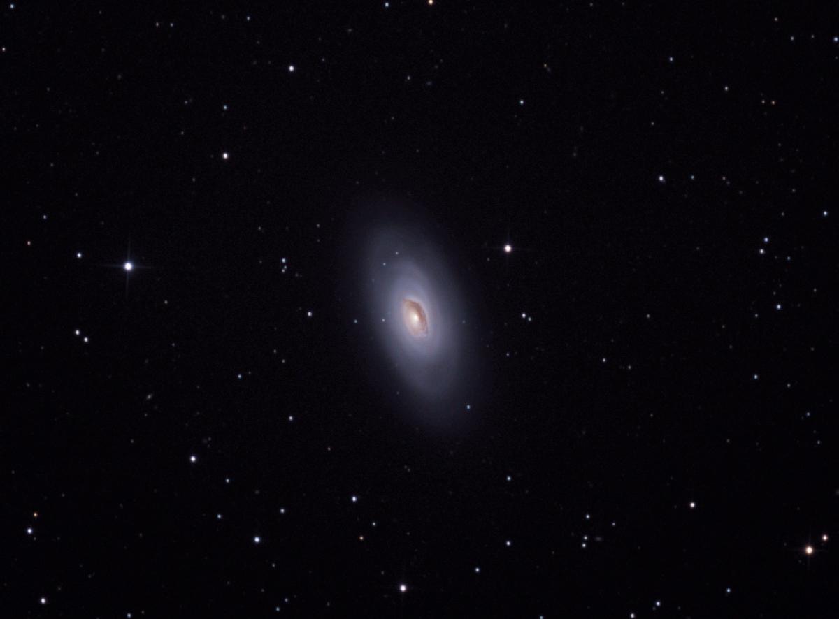 La galaxie spirale M64.