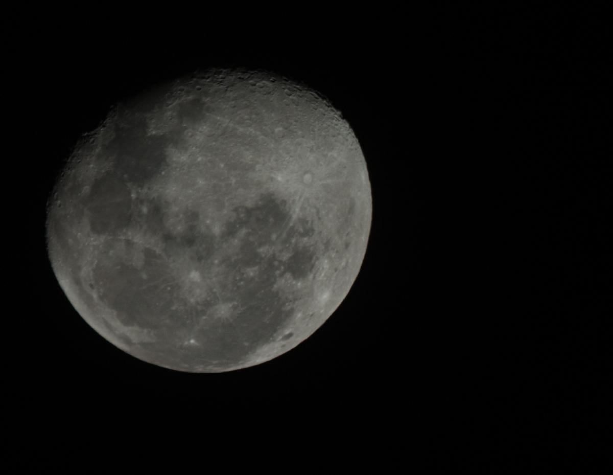 Lune 90% quasi pleine