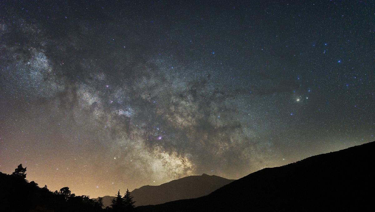 Le canigou sous la voie lactée Le canigou sous la voie lactée
