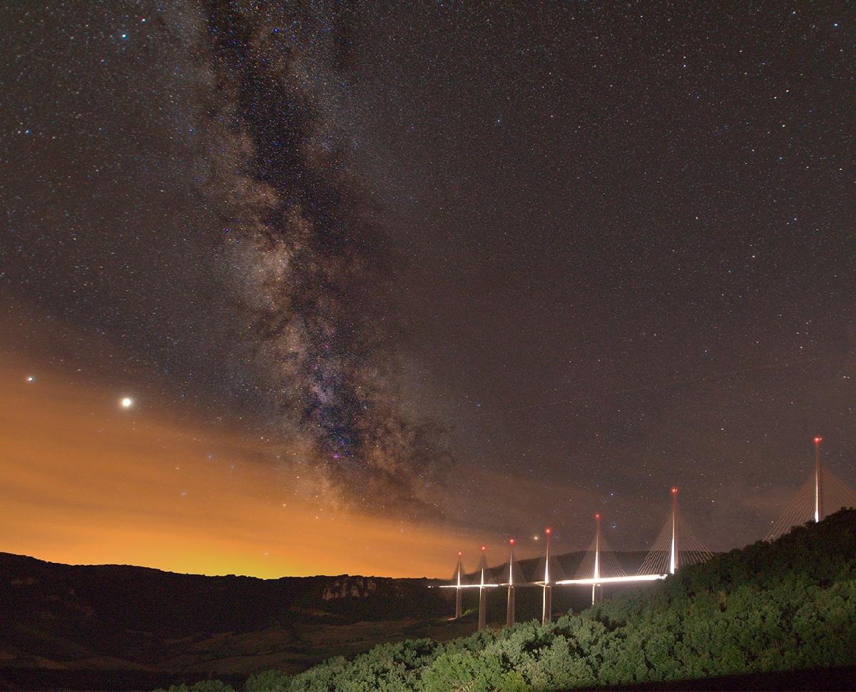 Le viadu de millau et la voie lactée Le viadu de millau et la voie lactée