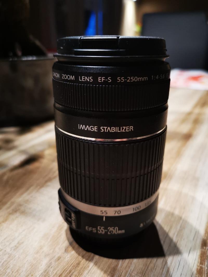 Objectif Canon EF-S 55-250mm f/4-5.6 IS Objectif Canon EF-S 55-250mm f/4-5.6 IS