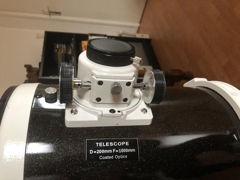 Newton Skywatcher 200/1000 + chercheur 9X50 Newton Skywatcher 200/1000 + chercheur 9X50