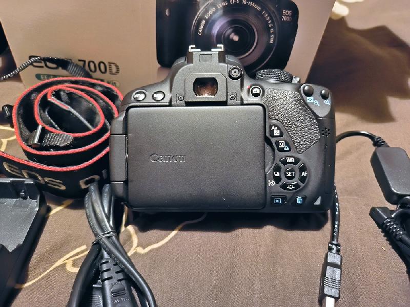 Appareil photo Canon EOS 700D - défiltré partiel + accessoires