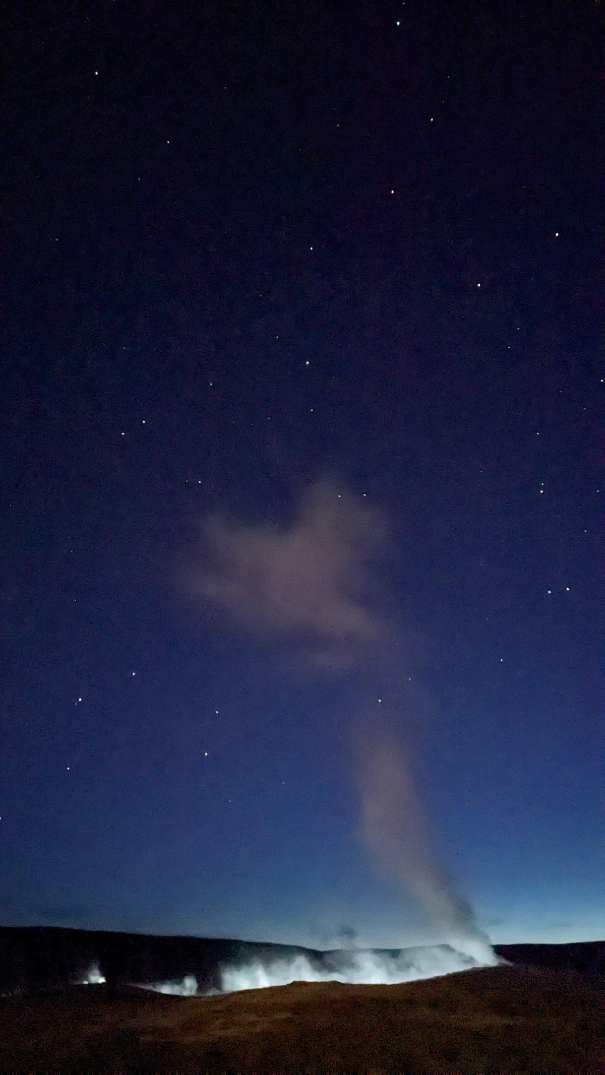 Geyser Old Faithfull par nuit étoilée Geyser Old Faithfull par nuit étoilée