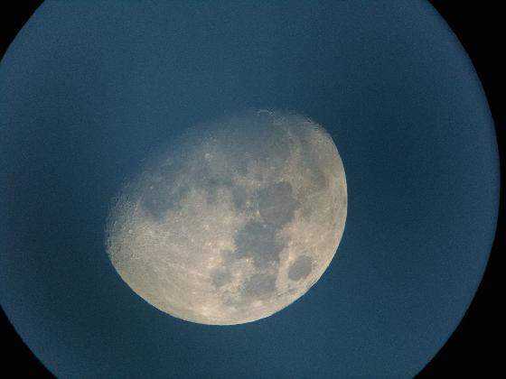 lune avec ciel bleu