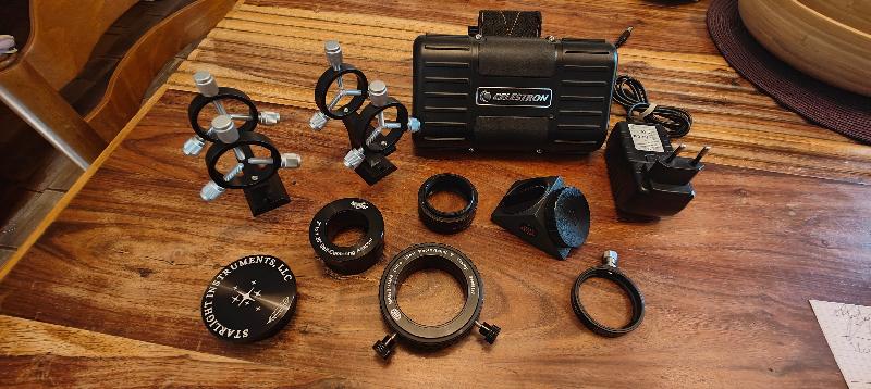 Divers accessoires : t2 Prisme Baader, bagues divers, batterie Celestron...