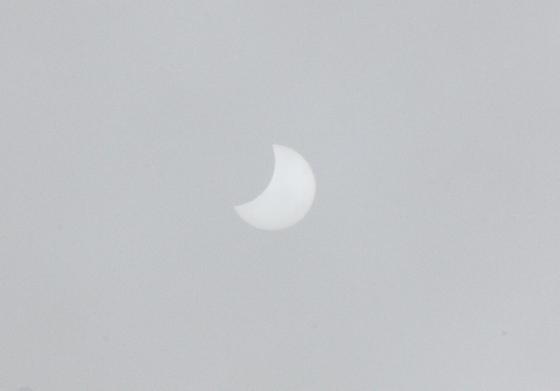 eclipse au travers de la brume eos 450D Tokina 300mm eclipse au travers de la brume eos 450D Tokina 300mm