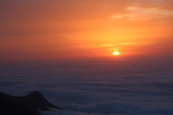 Coucher de soleil sur une mer de nuage au Pic du Midi