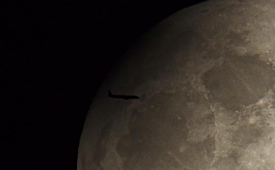 Un avion dans l'éclipse du 25 04 2013