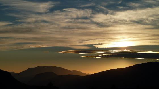 Lueurs au coucher du soleil sur les montagnes Lueurs au coucher du soleil sur les montagnes