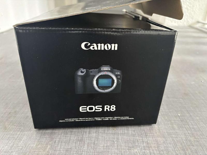 Canon EOS R8 Canon EOS R8