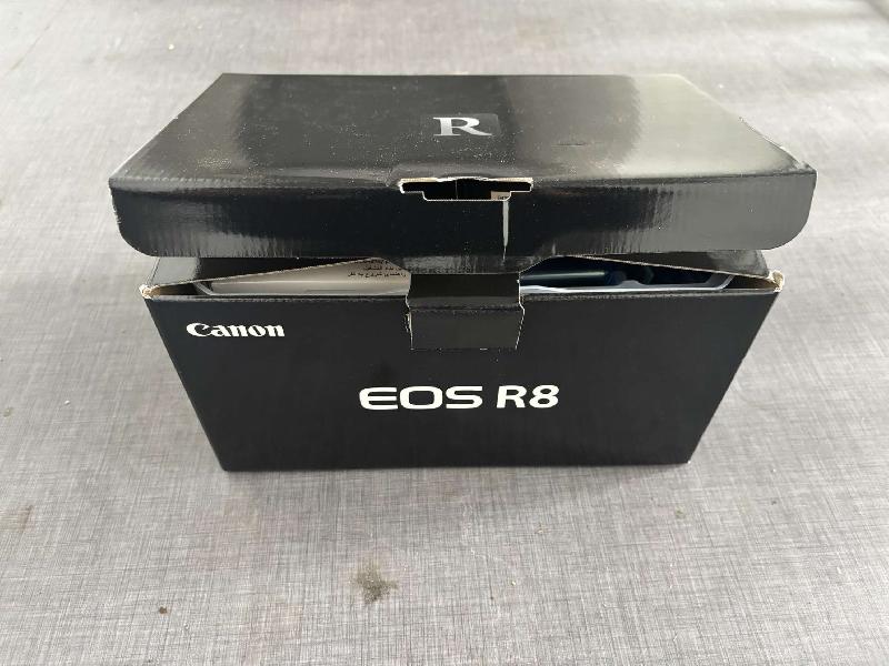 Canon EOS R8 Canon EOS R8