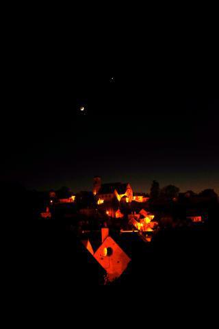 Châtel-Censoir avec la Lune et Vénus Châtel-Censoir avec la Lune et Vénus